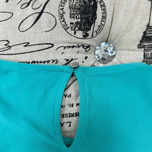 Vince Camuto Cold Shoulder Top - Picture 13 of 13